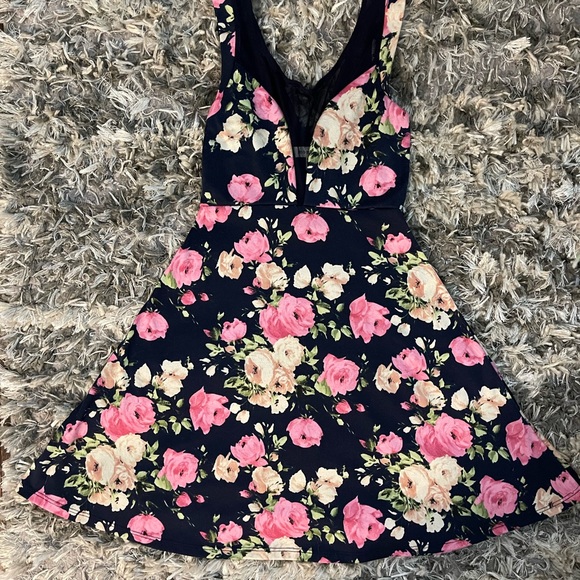 Monteau Dresses & Skirts - Floral Babydoll Sundress with lace v neck small